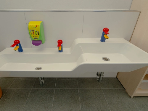 Kita Bienenhaus_Kinderkrippe_Raum_waschtisch