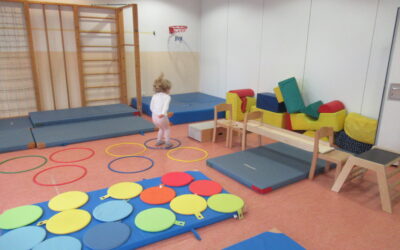 Ein Parcours in der Turnhalle