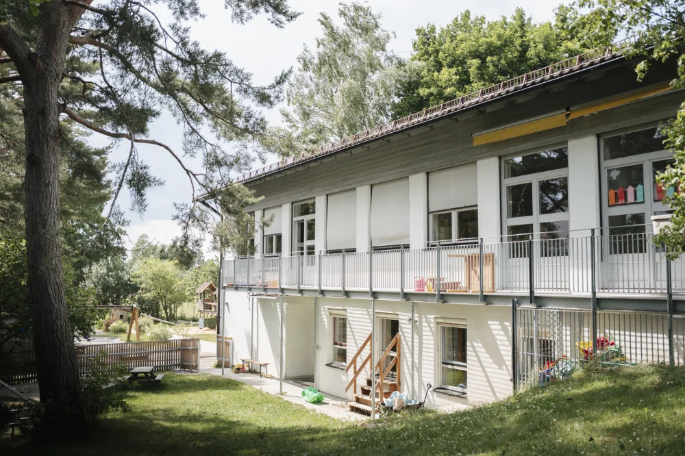 Kita Bienenhaus Außenansicht vom Garten.
