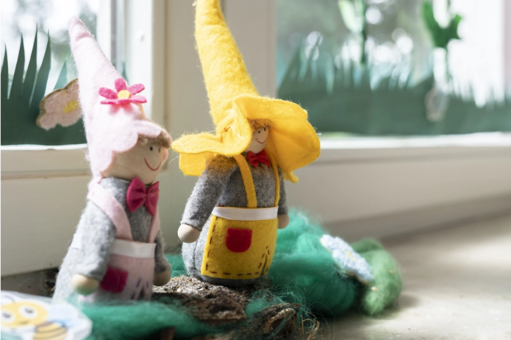 Zwei gebastelte Filzfiguren